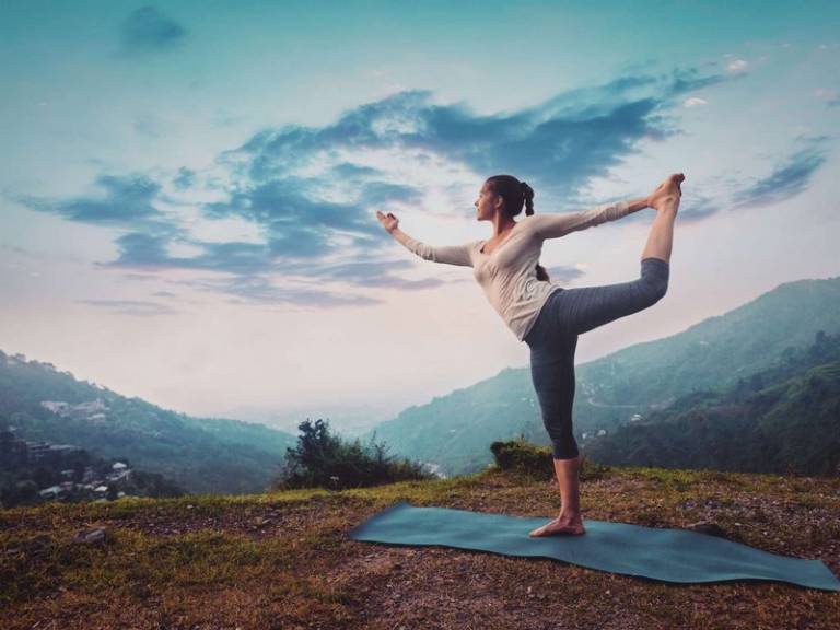 Hướng dẫn 9 bài tập yoga chữa thoái hóa cột sống đơn giản