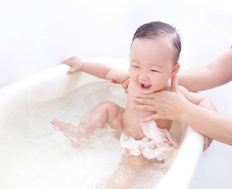 Giải đáp thắc mắc: Bé sơ sinh bị viêm da tắm lá gì mau khỏi?