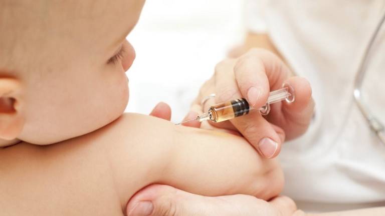 Tiêm vắc-xin cúm, phế cầu sẽ giúp bé phòng ngừa viêm phế quản tốt hơn