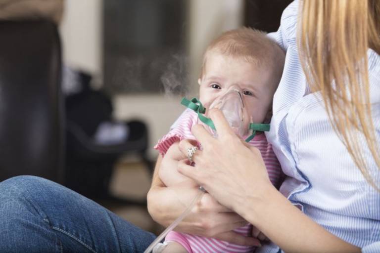 Viêm phế quản thở khò khè là tình trạng thường gặp, nếu không chăm sóc đúng cách sẽ khiến bé dễ gặp phải biến chứng nguy hiểm
