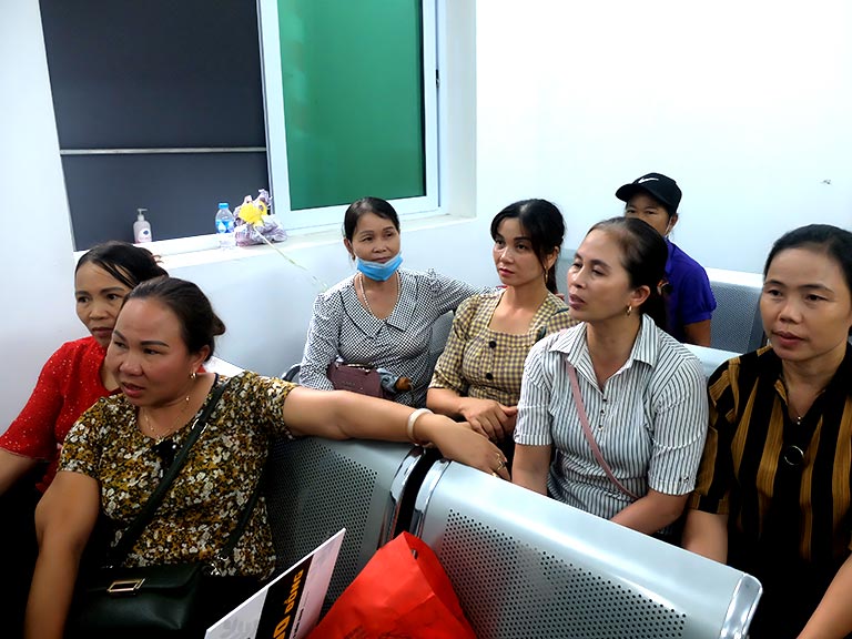 Chị Huyền (áo kẻ vàng thứ 2 từ cửa sổ), cô Thanh (thứ 3 từ cửa sổ) tại phòng chờ Bệnh viện Tai Mũi Họng Quân Dân 102