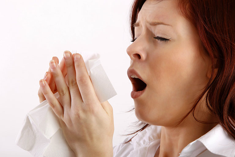 Nguyên nhân của triệu chứng bị ngứa mũi và hắt hơi ở nhiều người