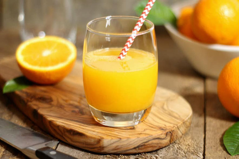 Lời khuyên từ các bác sĩ: Bị viêm họng có nên uống nước cam không?