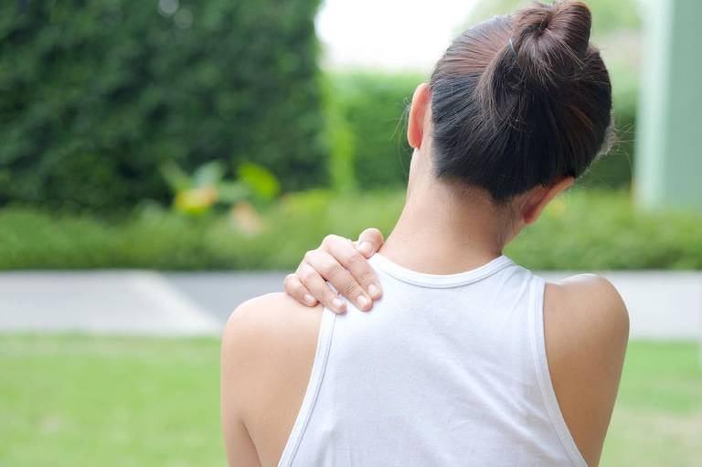 Hướng dẫn 7 cách chữa đau nhức bả vai đơn giản tại nhà