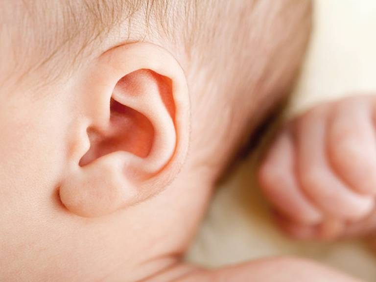 Dấu hiệu nhận biết và cách điều trị chàm vành tai ở trẻ sơ sinh
