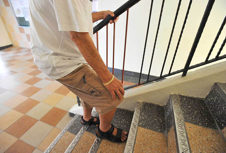 Phương pháp khắc phục cơn đau khớp gối khi lên xuống cầu thang