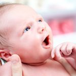 Nguyên nhân và cách khác phục vấn đề “Đầu trẻ sơ sinh có mùi hôi?”
