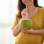 Giải đáp thắc mắc: “Mang thai tháng thứ 4 có nên uống nước dừa?”