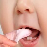 Dùng gì để rơ lưỡi cho trẻ sơ sinh sạch và an toàn?