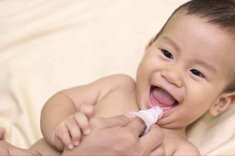 Rơ lưỡi cho trẻ sơ sinh bằng gì cho sạch và an toàn?