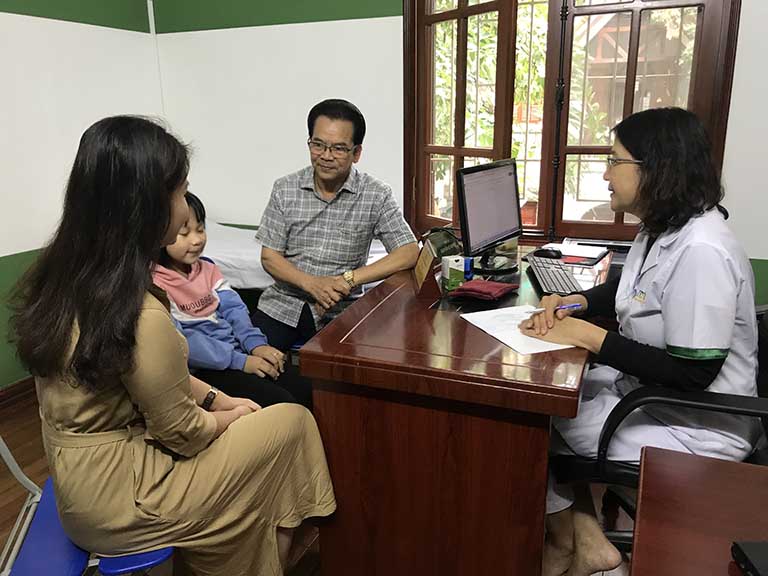 NSND Trần Nhượng tin tưởng đưa cháu gái đến thăm khám viêm dạ dày tại Thuốc dân tộc