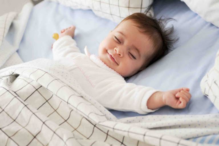Giúp trẻ thay đổi tư thế ngủ