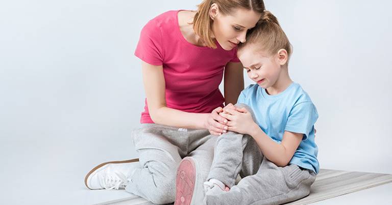 Giải đáp thắc mắc: Trẻ 4 tuổi bị đau khớp gối là bệnh gì?