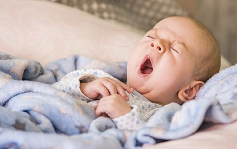 Trẻ sơ sinh ngủ nhiều không chịu dậy bú có đáng lo không?
