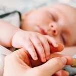 Lý do dẫn đến việc trẻ sơ sinh ngủ nhiều không chịu dậy bú