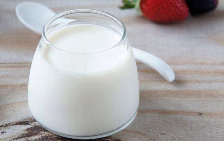 Sữa chua nguyên chất, ít béo, ít đường tốt cho người bị viêm dạ dày cấp hơn các loại khác